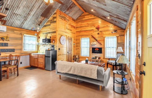 Wimberley Cabin | Wimberley Traveler’s Cottage w/Firepit & Pickleball