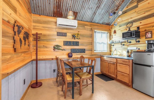 Wimberley Cabin | Wimberley Traveler’s Cottage w/Firepit & Pickleball