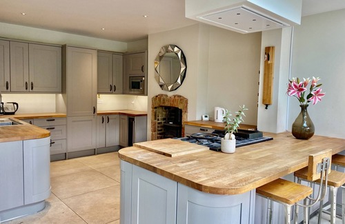 Merton House | Modern Wimbledon Home: Pet & Child Friendly Stay