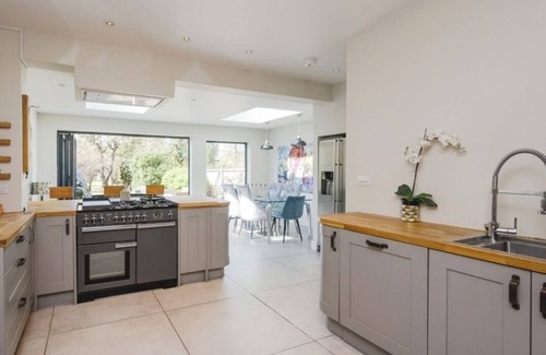 Merton House | Modern Wimbledon Home: Pet & Child Friendly Stay