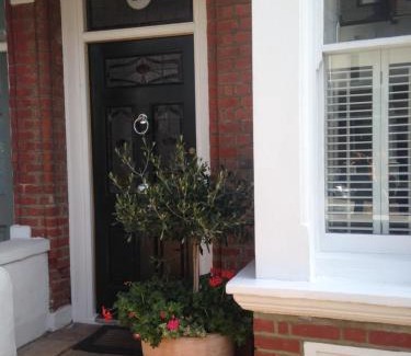 West Hill Bed & Breakfast | Wimbledon Park Bed & Breakfast: Guest Rated 10/10 with Breakfast
