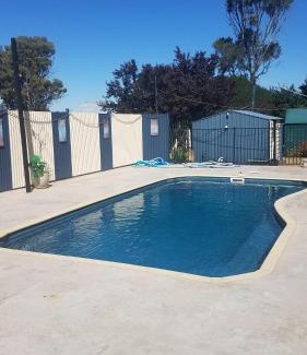 Nhill Hotel | Relaxing Oceanfront Stay at Wimmera Motel with Pool Access