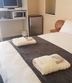 Nhill Hotel | Relaxing Oceanfront Stay at Wimmera Motel with Pool Access