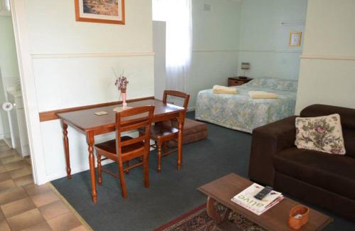 Nhill Hotel | Relaxing Oceanfront Stay at Wimmera Motel with Pool Access