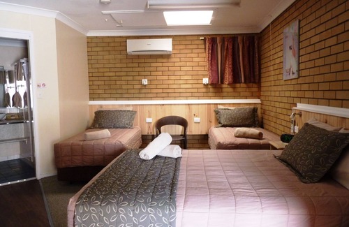 Moree Hotel | Comfortable Winchester Motel with Kitchen and Hot Tub