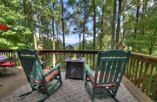 Walnut Mountain Cabin | Wind Rush: Pet-Friendly Retreat with Mountain Views & Hot Tub