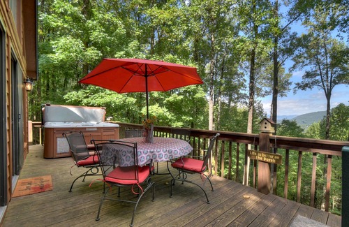 Walnut Mountain Cabin | Wind Rush: Pet-Friendly Retreat with Mountain Views & Hot Tub