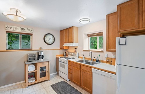 Rabbit Creek House | Wind Song Retreat on the Anchorage Hillside!