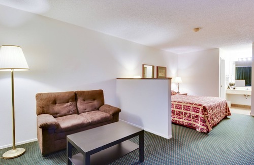 Fredericksburg Hotel | Eco-Friendly Windcrest Inn and Suites with Pool & Breakfast