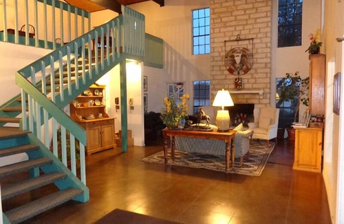 Fredericksburg Hotel | Eco-Friendly Windcrest Inn and Suites with Pool & Breakfast