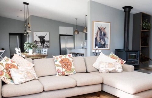 Windera House | Windera - Cozy Retreat in the Country, Sleeps 10 Comfortably