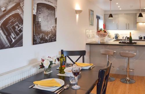 Herstmonceux House | Guest Rated: Windmill Barn - 4-Star Family-Friendly Retreat
