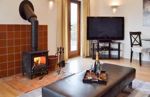 Herstmonceux House | Guest Rated: Windmill Barn - 4-Star Family-Friendly Retreat