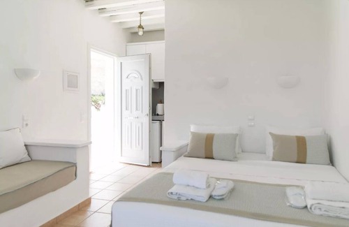 Artemonas Hotel | Discover Windmill Bella Vista: Pool, Spa & Family-Friendly