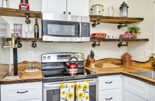 Hidden Valley Lake Cottage | Windmill Cottage - Serene Retreat with Pet-Friendly Amenities