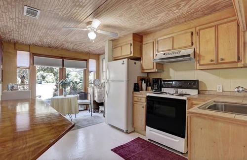 San Leon Apartment | Cozy Tropical Retreat at Windmill Gardens Inn by Galveston Bay