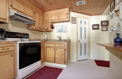 San Leon Apartment | Cozy Tropical Retreat at Windmill Gardens Inn by Galveston Bay