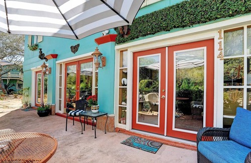 San Leon Apartment | Cozy Tropical Retreat at Windmill Gardens Inn by Galveston Bay