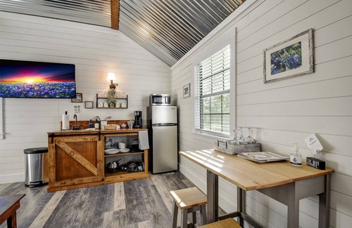 Fredericksburg House | Unforgettable Windmill Meadows Cottages with Hill Country Views