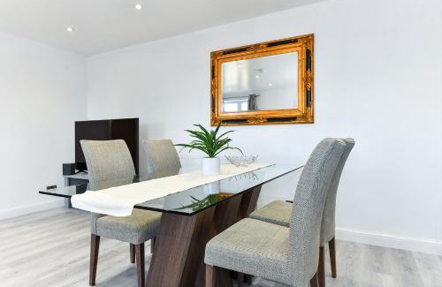Mansfield House | Comfortable Stay at Windmill Villa: Family-Friendly Retreat