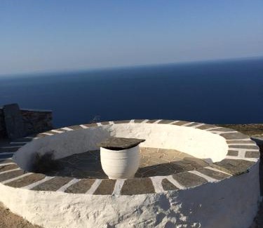 Artemonas Apartment | Family-Friendly Windmill Villas with High Guest Ratings