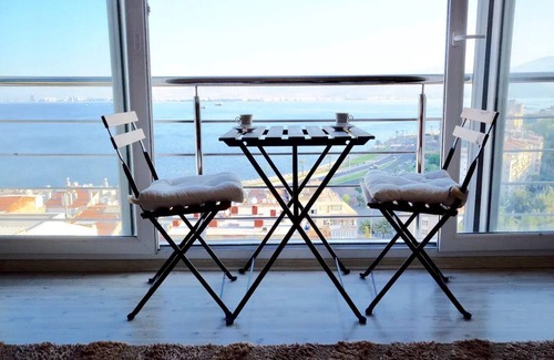 Karabaglar Condo | Guest Rated 10/10: Windows On The Bay in Izmir Awaits