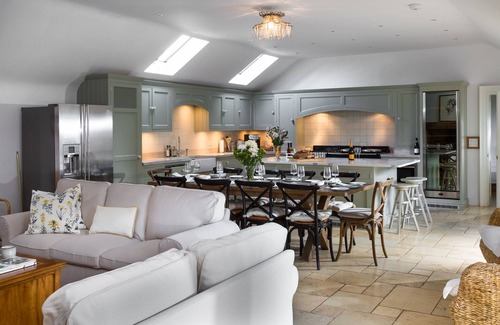 Elkstone Cottage | Elegant Windrush Barn Conversion in Elkstone for 11 Guests