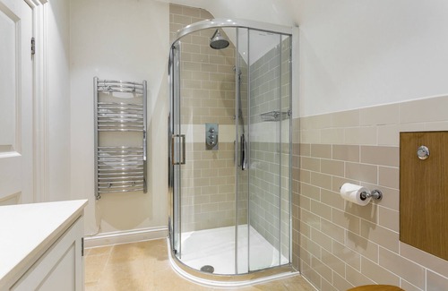 Elkstone Cottage | Elegant Windrush Barn Conversion in Elkstone for 11 Guests