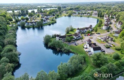 South Cerney House | Experience Windrush Lake at Waterlow Lodge - 9/10 Rating