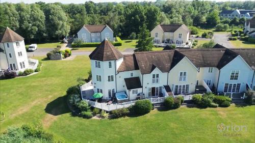 South Cerney House | Experience Windrush Lake at Waterlow Lodge - 9/10 Rating
