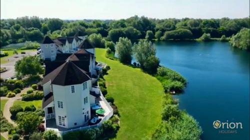 South Cerney House | Experience Windrush Lake at Waterlow Lodge - 9/10 Rating
