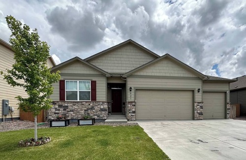 Windsor House | Windshire Retreat | Pool, Garage & Pet-Friendly