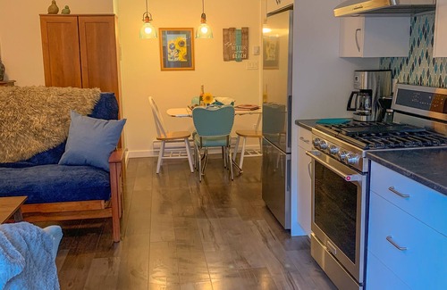 Comox House | Relaxing Windslow Guest Suite by Kye Bay Beach, Comox