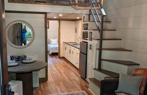 Old Fort Cabin | Tranquil Windsong Creekside Cabin with Spa & Breakfast