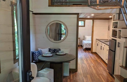 Old Fort Cabin | Tranquil Windsong Creekside Cabin with Spa & Breakfast
