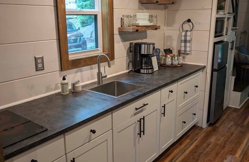 Old Fort Cabin | Tranquil Windsong Creekside Cabin with Spa & Breakfast