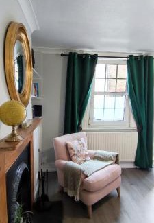 Windsor City Centre Villa | Windsor Cottage: Guest Rated 10/10 with Family-Friendly Amenities