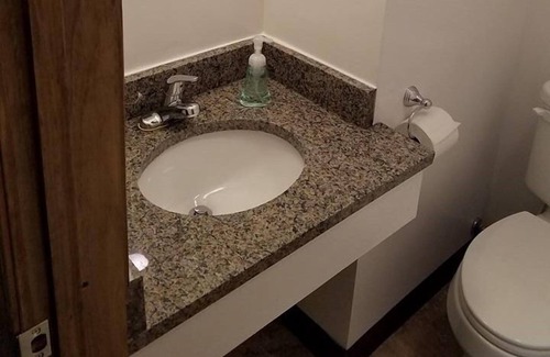 Windsor Hotel | Cozy Windsor Crossroads Motel: 9/10 Guest Rated & Breakfast