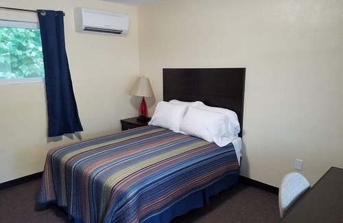Windsor Hotel | Cozy Windsor Crossroads Motel: 9/10 Guest Rated & Breakfast