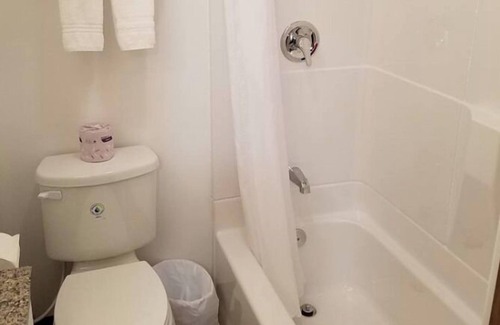 Windsor Hotel | Cozy Windsor Crossroads Motel: 9/10 Guest Rated & Breakfast