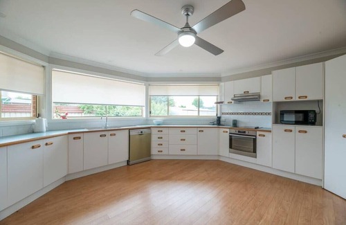 Dubbo House | Windsor Retreat: Ideal Family Escape with Breakfast Included