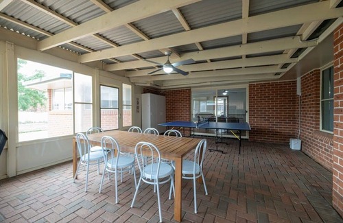 Dubbo House | Windsor Retreat: Ideal Family Escape with Breakfast Included