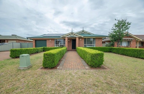 Dubbo House | Windsor Retreat: Ideal Family Escape with Breakfast Included