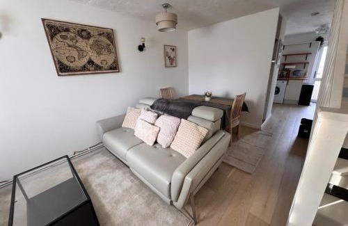 Slough House | Windsor & Legoland Stay, Slough & Free Parking - Berkshire