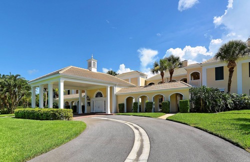 Osprey Apartment | Windsor Lodge Unit 15, studio, close to the beaches, pool access