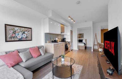 Downtown Toronto Hotel | Windsor Stays - 5 min to Eaton Centre/Sanofi Square