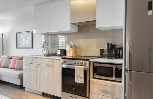 Downtown Toronto Hotel | Windsor Stays - 5 min to Eaton Centre/Sanofi Square