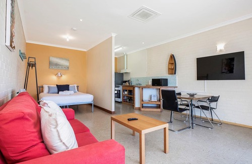 Lancelin Apartment | Beachfront Windsurfer Chalet with Family-Friendly Amenities