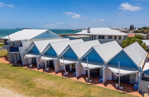 Lancelin Apartment | Beachfront Windsurfer Chalet with Family-Friendly Amenities
