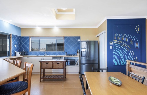 Lancelin Apartment | Family-Friendly Beach Front Apartment with Kitchen Access